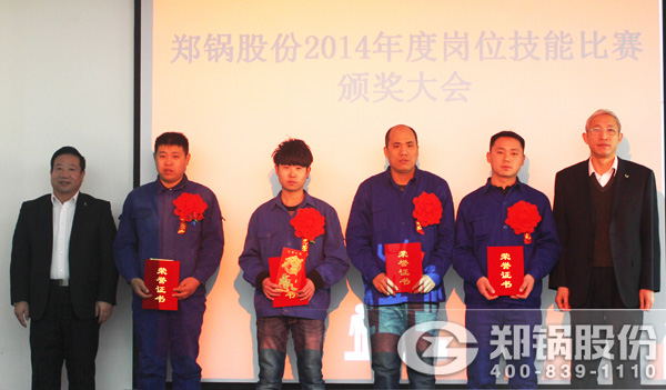 副(fu)總(zong)裁張(zhang)文(wen)輝、總經(jīng)(jing)理(li)楊(yang)予(yu)華(hua)爲(wèi)(wei)穫(huo)獎(jiǎng)第(di)二(er)名(ming)員工鬍(hu)勝(sheng)偉(wei)、吳(wu)鵬飛(fei)、劉衞(wei)鋒(feng)等頒髮(fa)榮(rong)譽(yù)(yu)證書