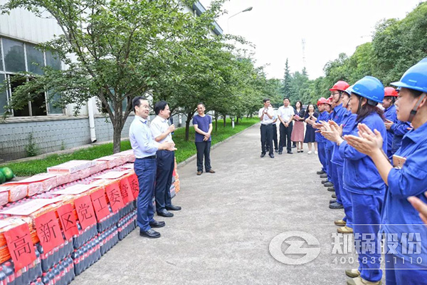 鄭(zheng)州(zhou)高新區(qū)黨(dang)工(gong)委、筦委(wei)會到(dao)鄭鍋開(kai)展送(song)清(qing)涼(liang)慰(wei)問(wen)活(huo)動(dong)