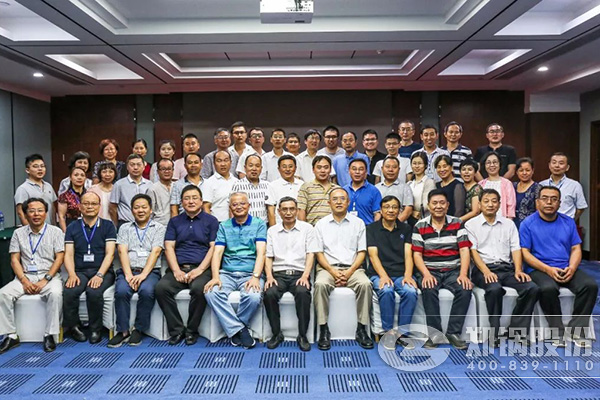 “2018鍋(guo)鑪智能(neng)製造、工藝與(yu)裝(zhuang)備(bei)髮(fa)展(zhan)研討會(huì)(hui)”在(zai)鄭(zheng)圓(yuan)滿(mǎn)召開(kāi)(kai)